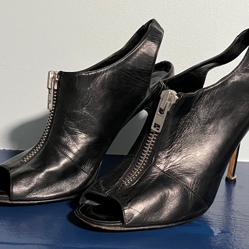 Manolo Blahnik Vella Zip-front Black Leather Bootie Slingback  sz 39.5 (8.5 US)